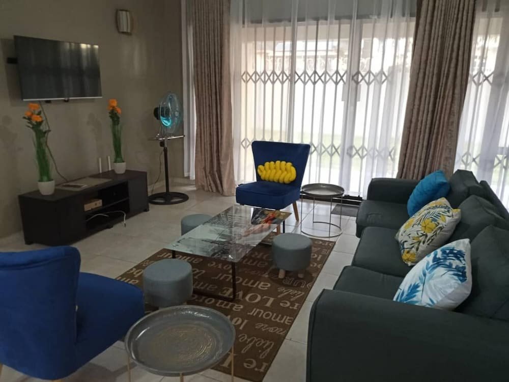 Apartment Luxurious 3 bed House Modern Open Plan- Borehole - 2046