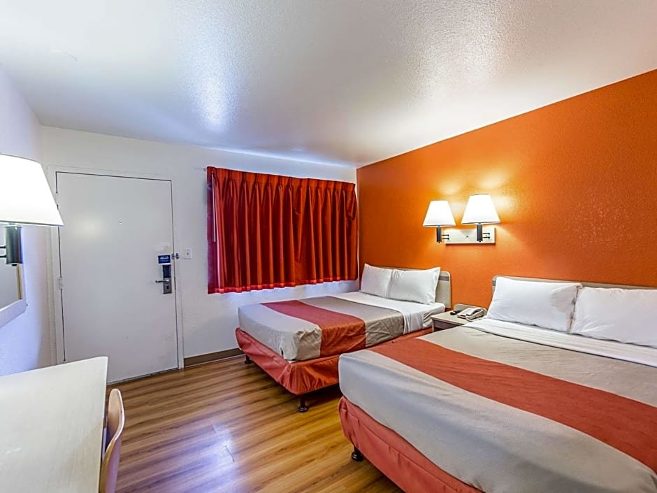 Deluxe room Motel 6-Yreka, CA