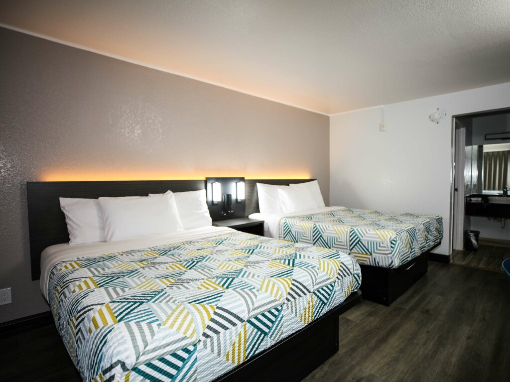 Standard Quadruple room Motel 6-Sacramento, CA - Central