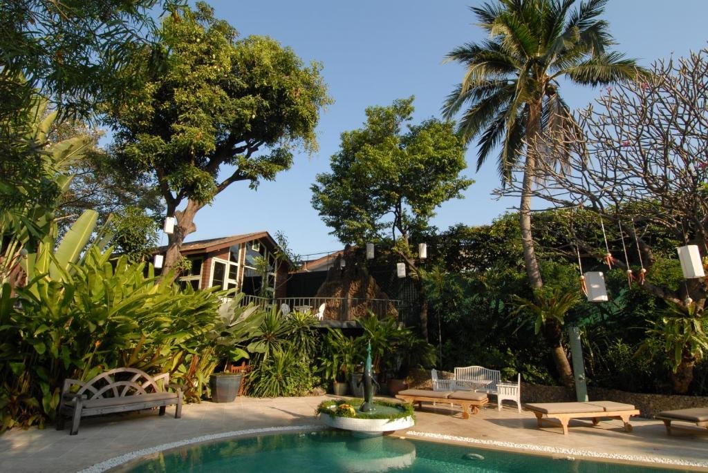 Люкс с 2 комнатами с видом на бассейн Chakrabongse Villas