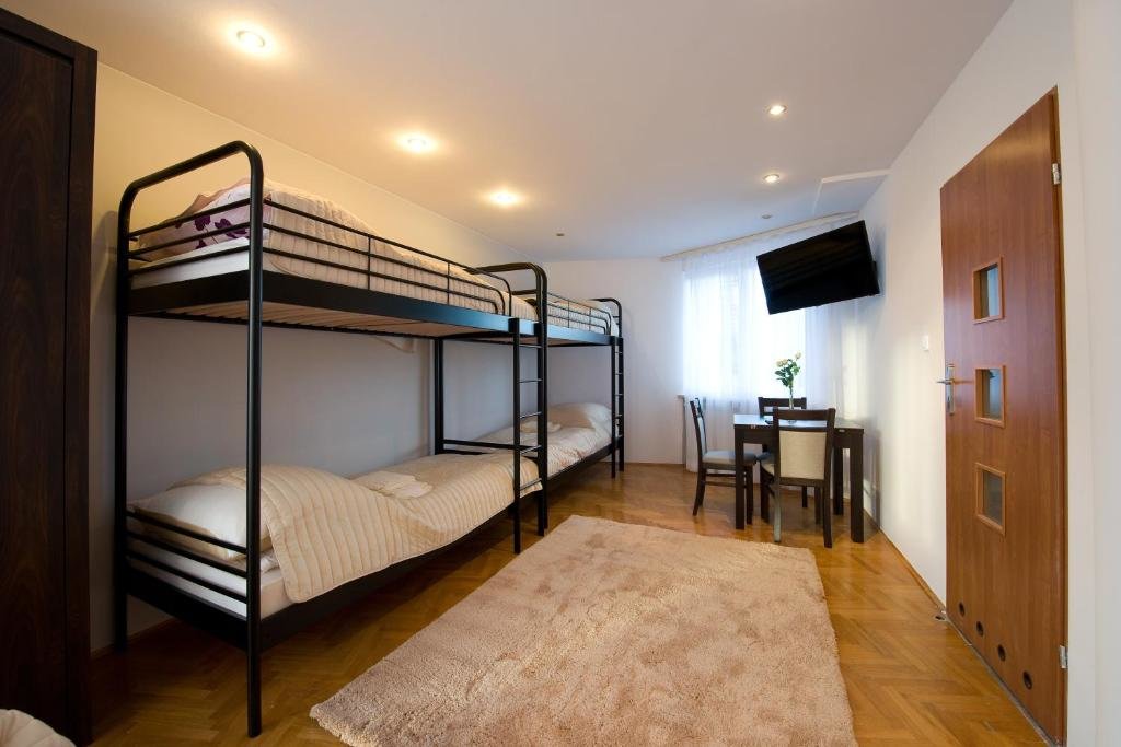 Кровать в общем номере Hostel & Restauracja Santorini