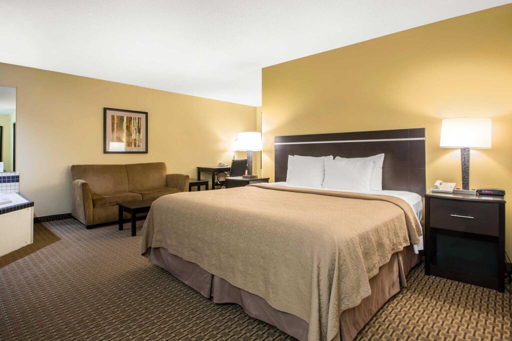 Standard room Quality Inn & Suites Sun Prairie Madison East