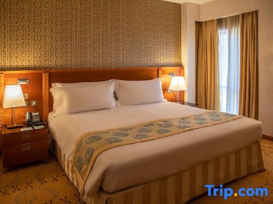 Трёхместный номер Standard Holiday Inn - Suites Kuwait Salmiya, an IHG Hotel