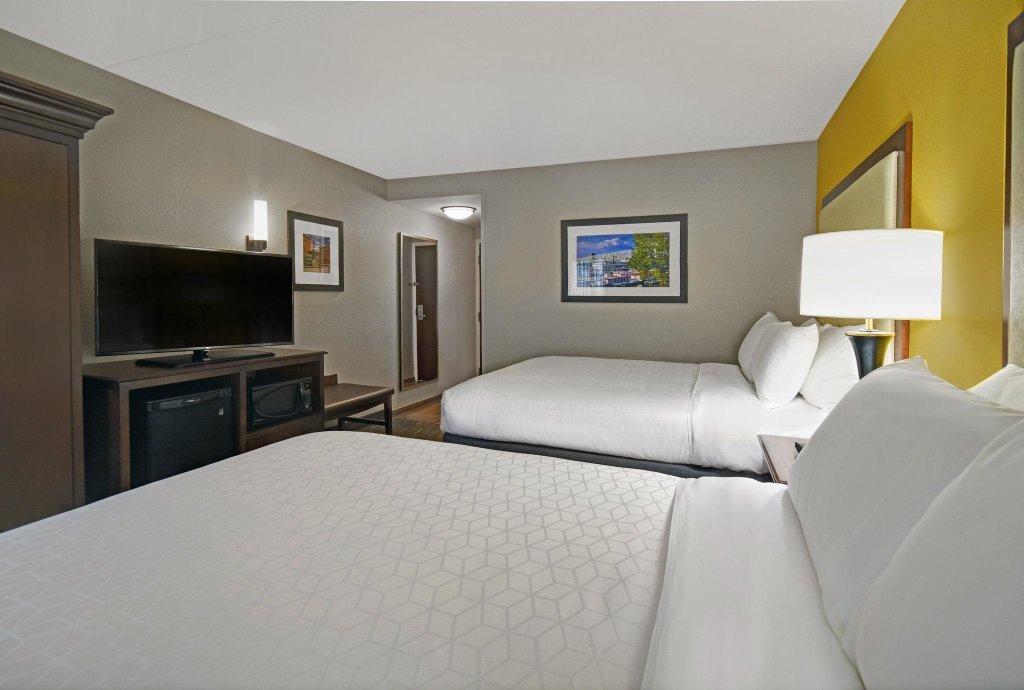 Двухместный номер Standard Holiday Inn Express & Suites Cincinnati Riverfront, an IHG Hotel
