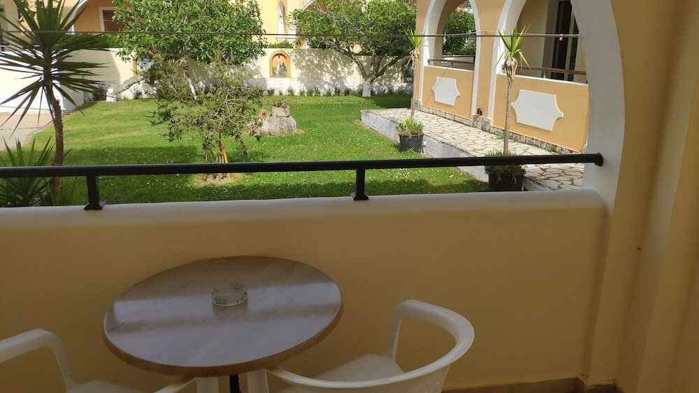 Double Studio with balcony and with garden view Tondoris Apartments