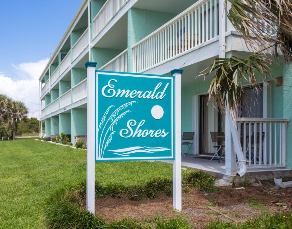 Standard Zimmer Emerald Shores #1001 - 1 Br condo by RedAwning