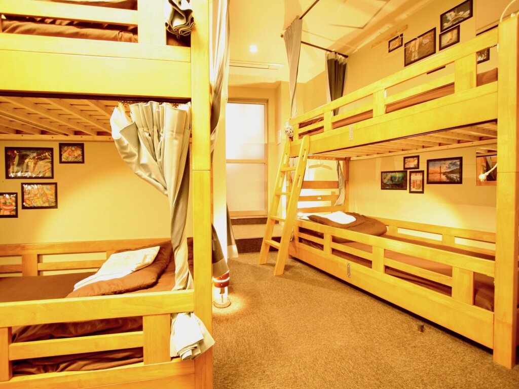 Кровать в общем номере (женский номер) Osaka Guesthouse Nest