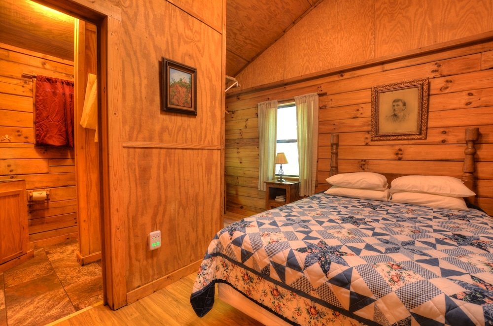 4 Bedrooms Standard room Panther Creek Cabins