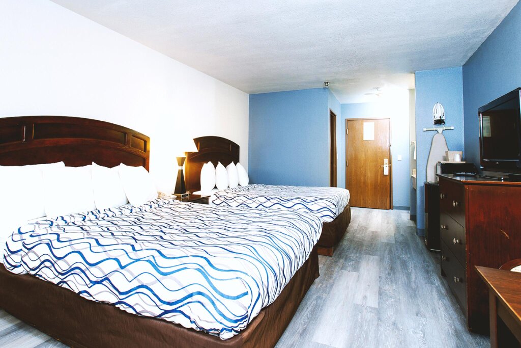 Кровать в общем номере Coratel Inn & Suites by Jasper Park city - Wichita North