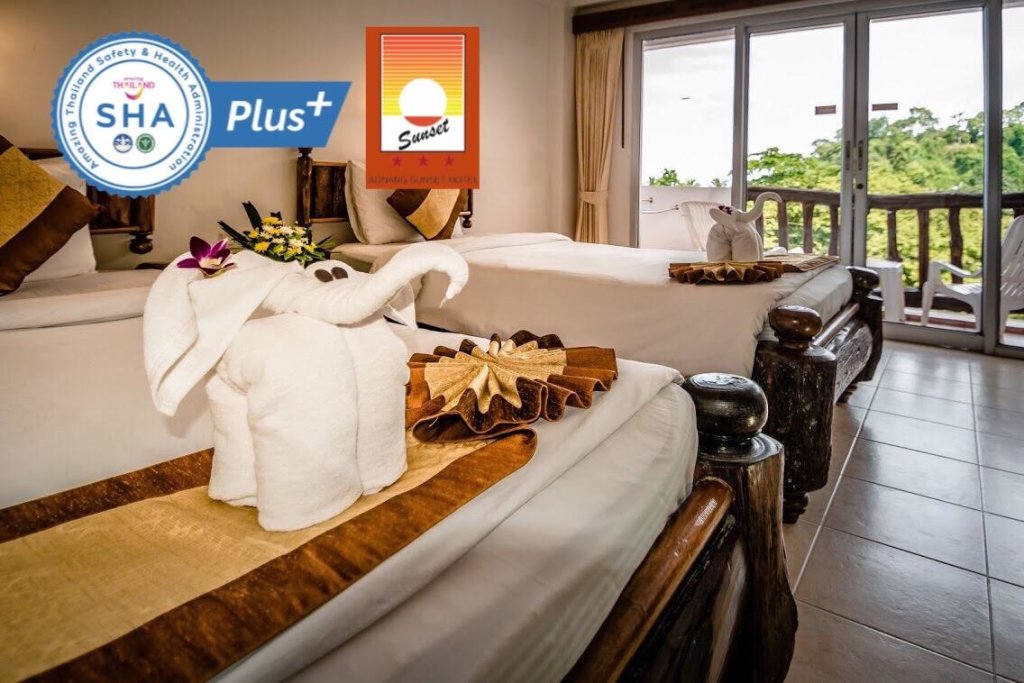 Кровать в общем номере Aonang Sunset Hotel - SHA Extra Plus