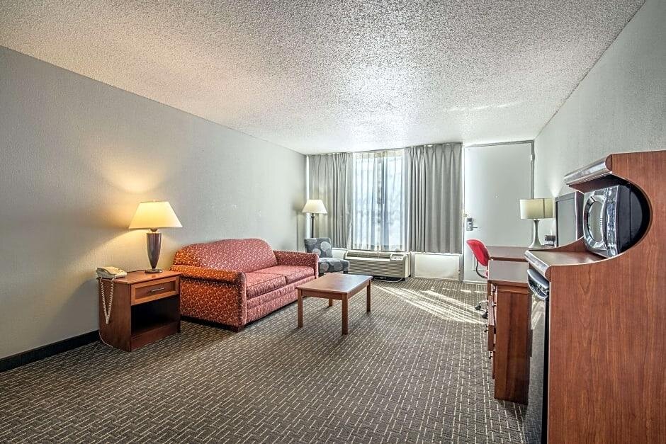 Кровать в общем номере Ramada by Wyndham Mitchell Hotel & Conference Center