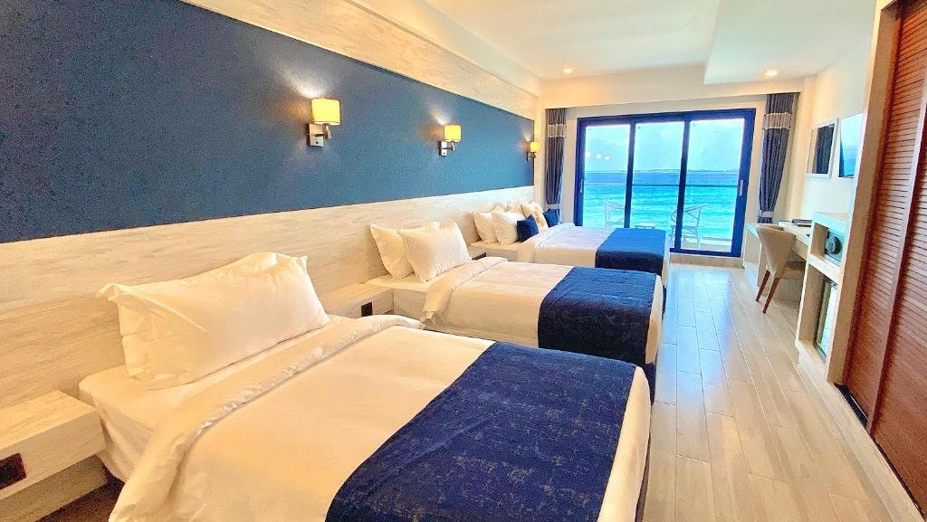 Четырёхместный номер Deluxe с балконом и с видом на море Kaani Palm Beach