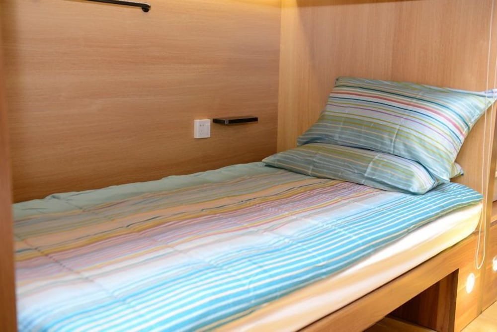 Кровать в общем номере (мужской номер) Shenzhen Mint Hostel