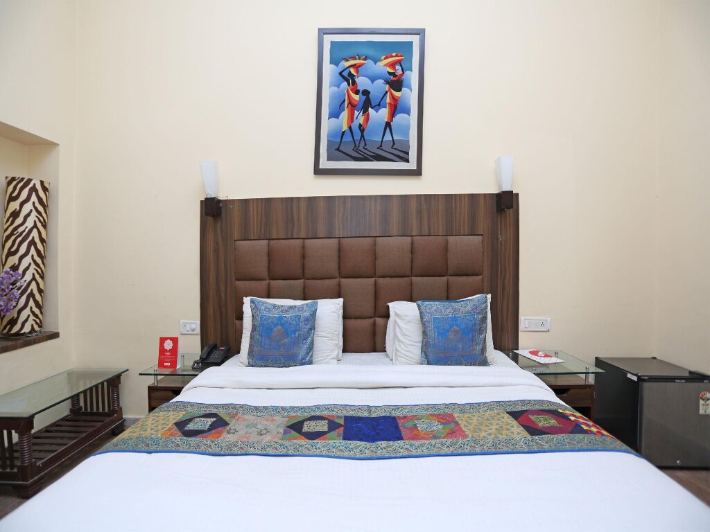 Deluxe room OYO Flagship The Marc Blu