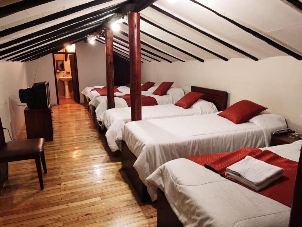 Кровать в общем номере Hotel Calle Angosta
