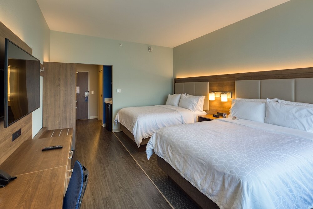 Четырёхместный номер Standard Holiday Inn Express & Suites - Charlotte - South End, an IHG Hotel