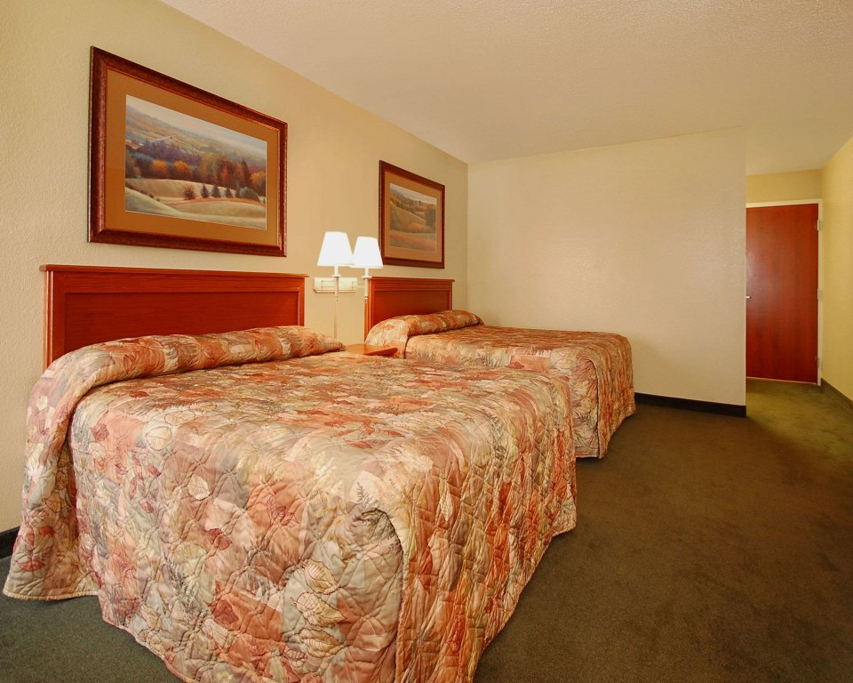 Четырёхместный номер Standard Econo Lodge Inn & Suites Kearney