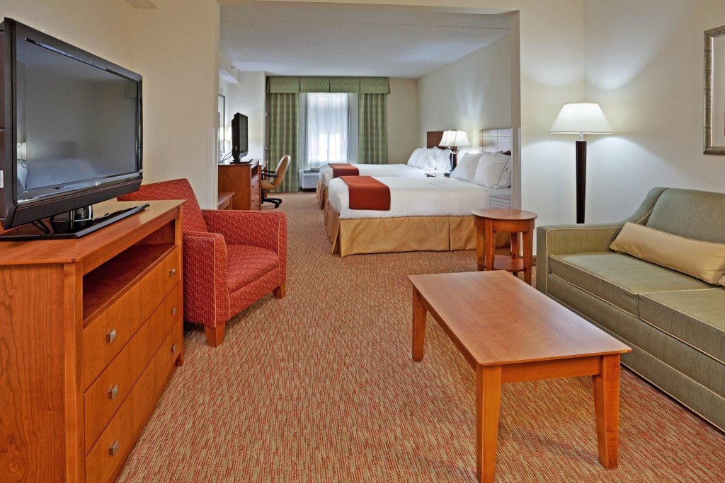 Четырёхместный люкс Holiday Inn Express Hotel & Suites Greensboro - Airport Area, an IHG Hotel