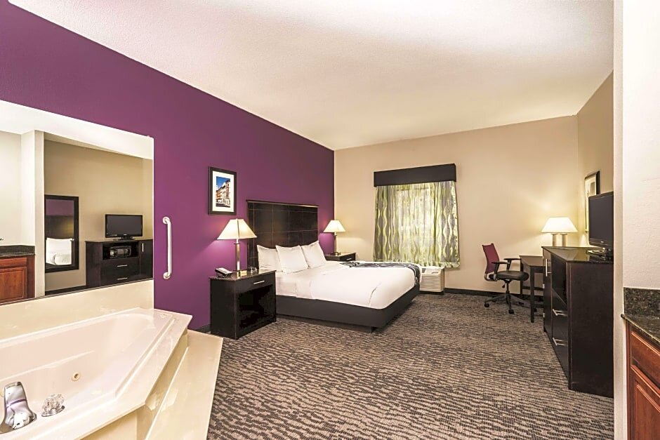 Люкс Deluxe La Quinta Inn & Suites by Wyndham Louisville East