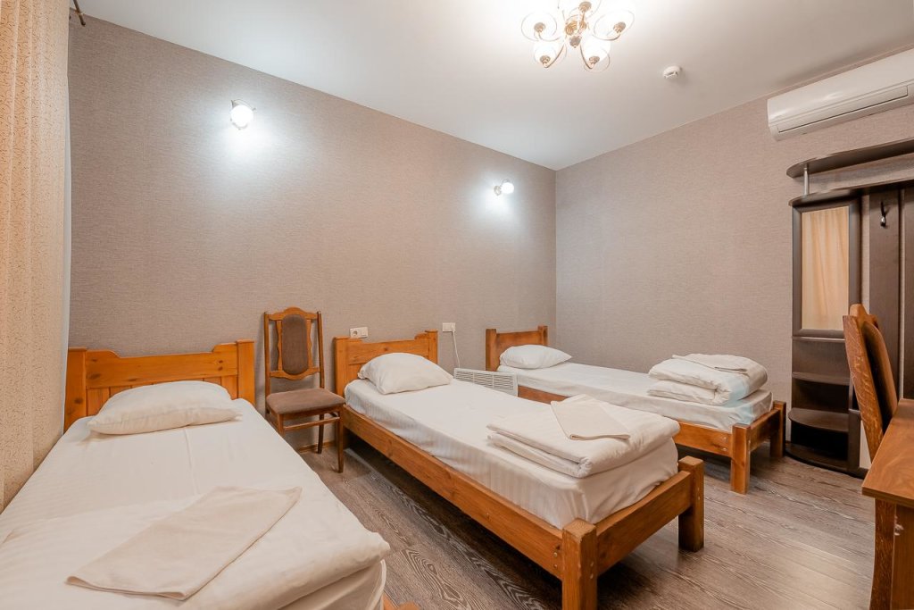Standard Dreier Zimmer mit Balkon Nadezhda Hotel