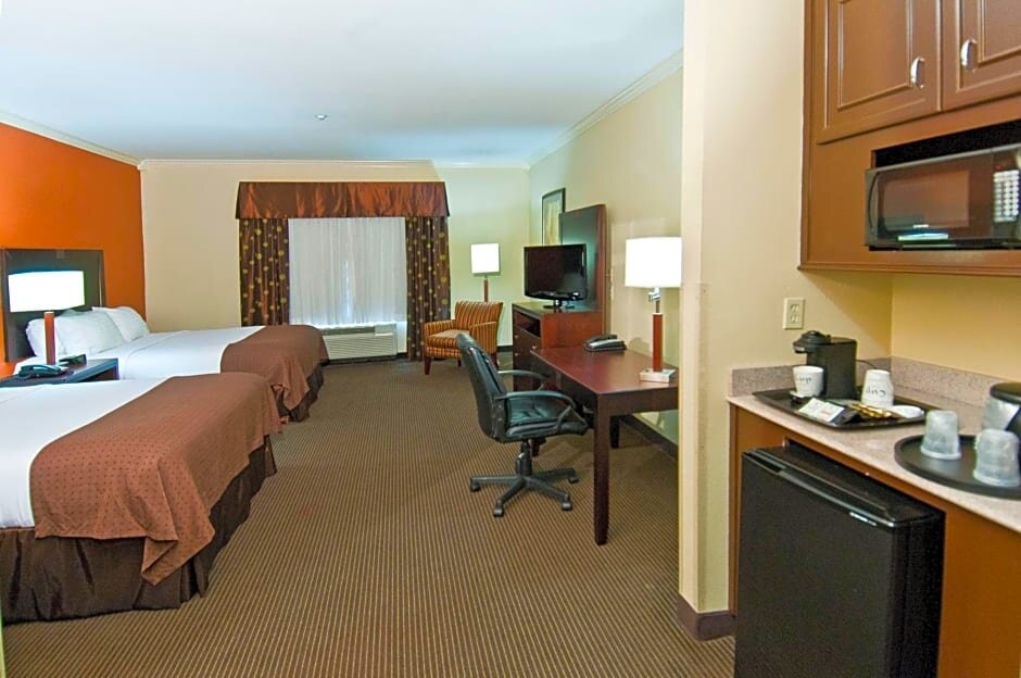 Четырёхместный номер Executive Holiday Inn Hotel & Suites Lake Charles South, an IHG Hotel