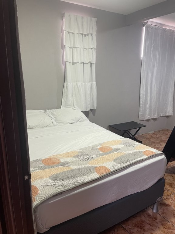 Кровать в общем номере Cozy Downtown Alajuela / 5min from Airport