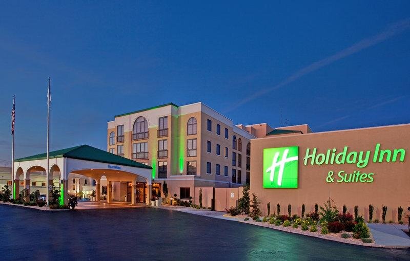 Cama en dormitorio compartido Holiday Inn Hotel & Suites Springfield, an IHG Hotel
