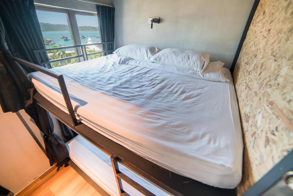 Кровать в общем номере Homy Seafront Hostel