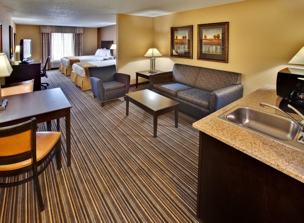 Четырёхместный люкс Holiday Inn Express Hotel & Suites Council Bluffs - Convention Center Area, an IHG Hotel
