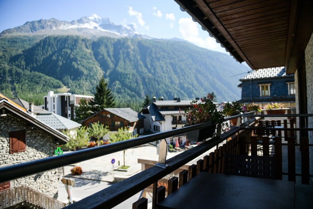 Camera doppia Comfort con balcone e con vista sulle montagne Le Dahu