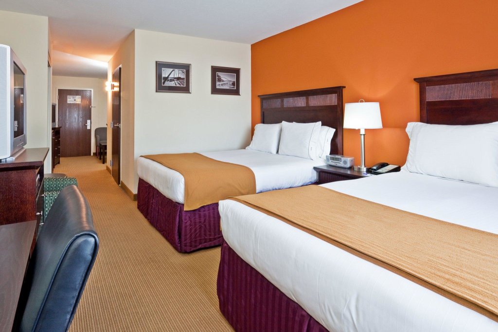Четырёхместный люкс Holiday Inn Express Hotel & Suites Chattanooga-Hixson, an IHG Hotel