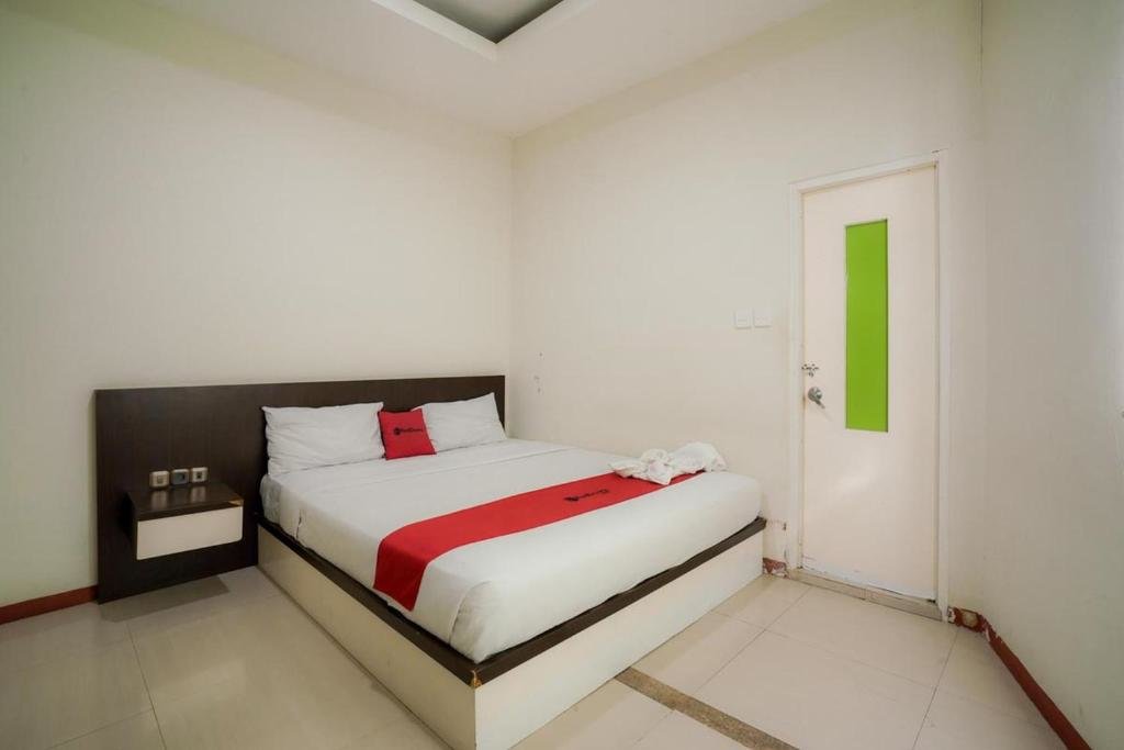 Standard double chambre RedDoorz near Pantai Pede