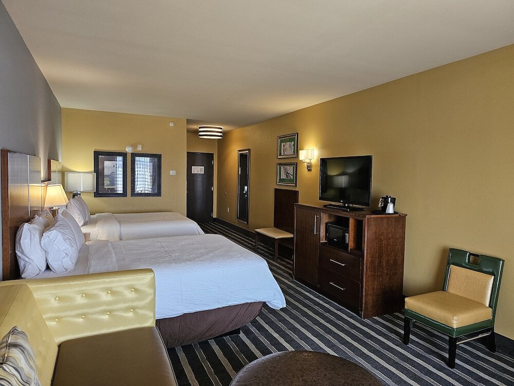 Четырёхместный номер Standard Holiday Inn Express & Suites Perry-National Fairground Area, an IHG Hotel