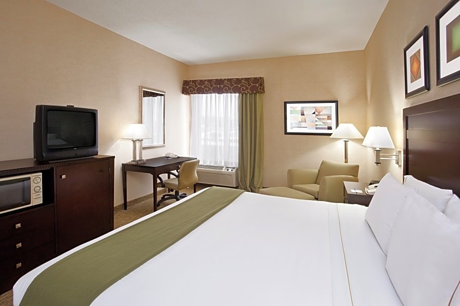 Номер Deluxe Holiday Inn Express Hotel & Suites Cleveland-Streetsboro, an IHG Hotel