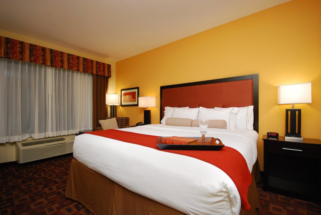 Номер Standard Holiday Inn Express & Suites Gonzales, an IHG Hotel