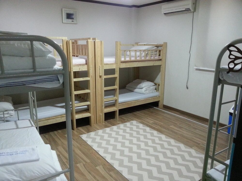 Кровать в общем номере Backpackers' House