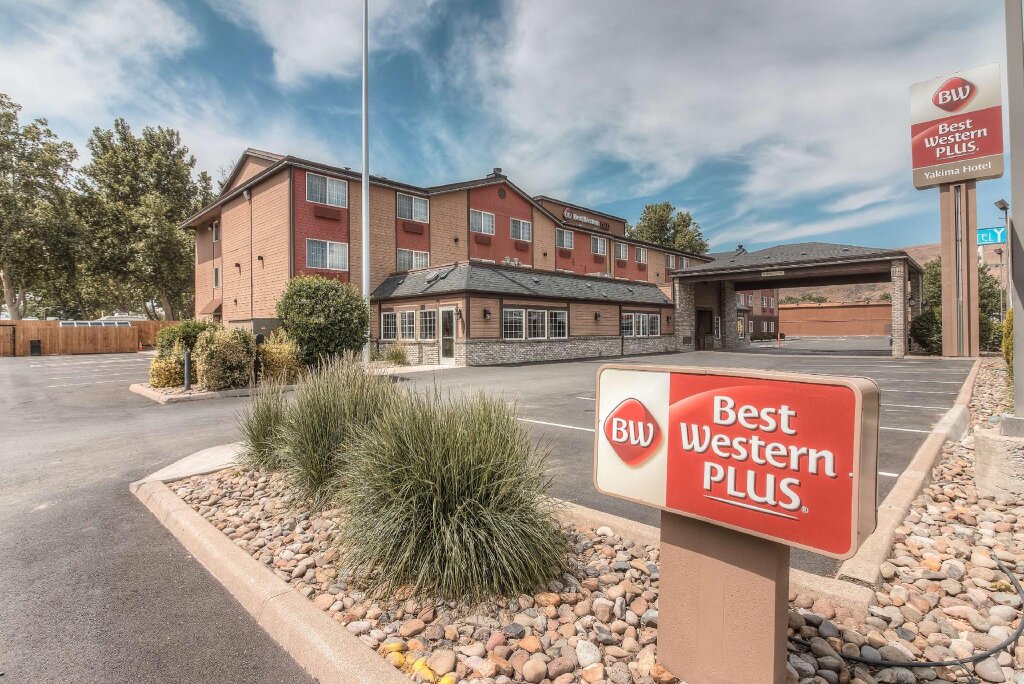 Кровать в общем номере Best Western Plus Yakima Hotel