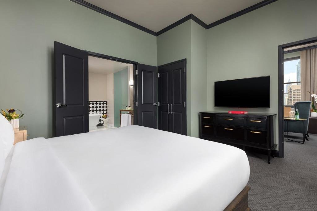Двухместный люкс c 1 комнатой с видом на город The Candler Hotel Atlanta, Curio Collection by Hilton