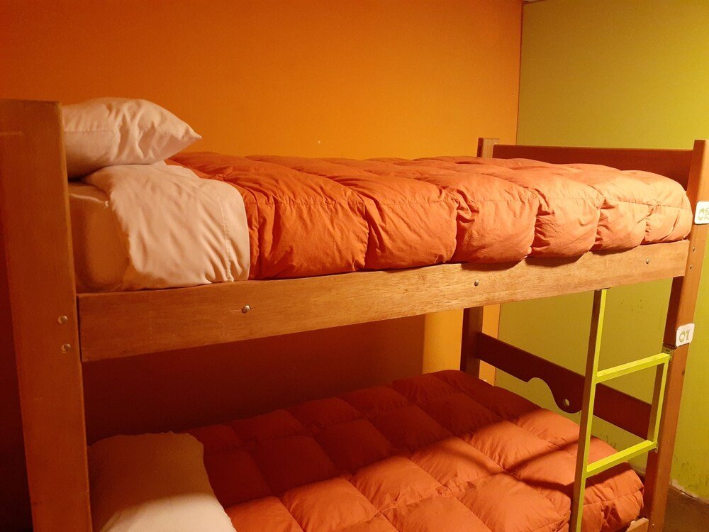 Кровать в общем номере Conde House Cusco