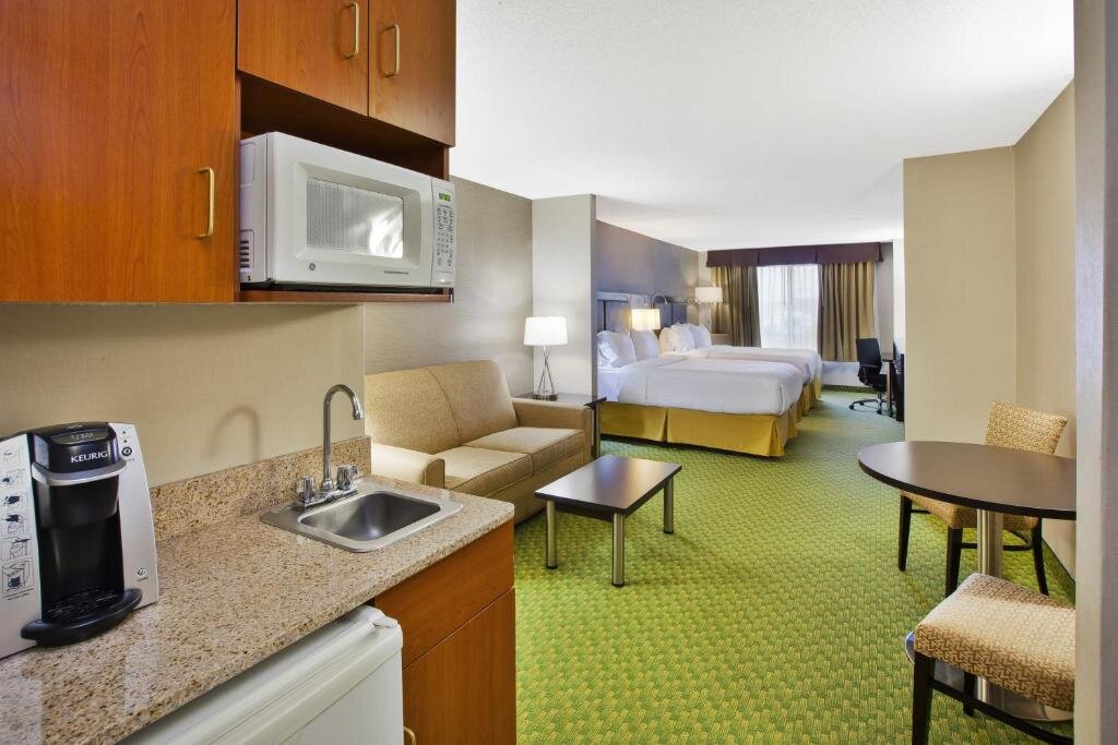 Люкс Deluxe Holiday Inn Express Hotel & Suites Bryan-Montpelier, an IHG Hotel