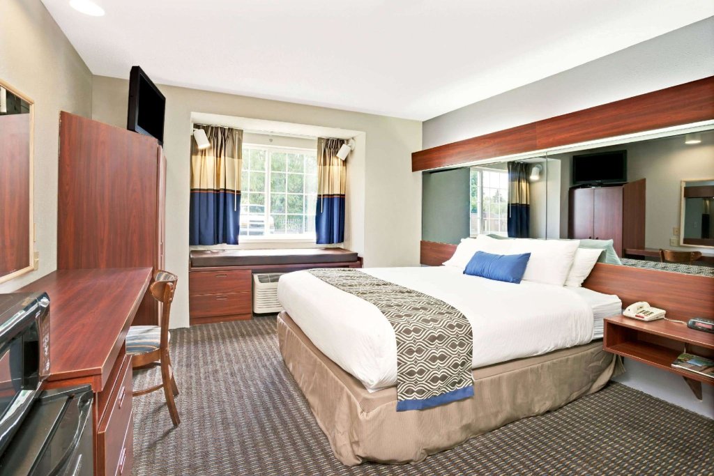 Четырёхместный номер Standard Microtel Inn & Suites by Wyndham Detroit Roseville