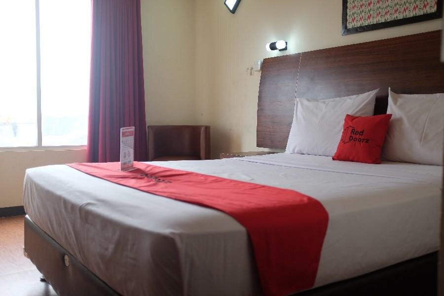 Кровать в общем номере RedDoorz Plus near Senen