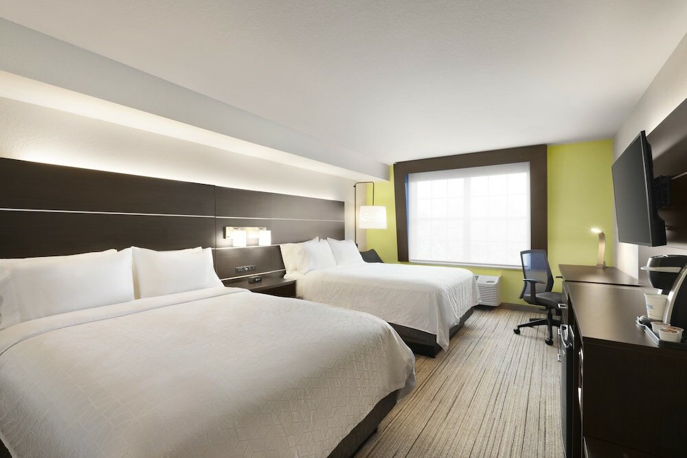 Четырёхместный номер Standard Holiday Inn Express & Suites Sarasota East, an IHG Hotel
