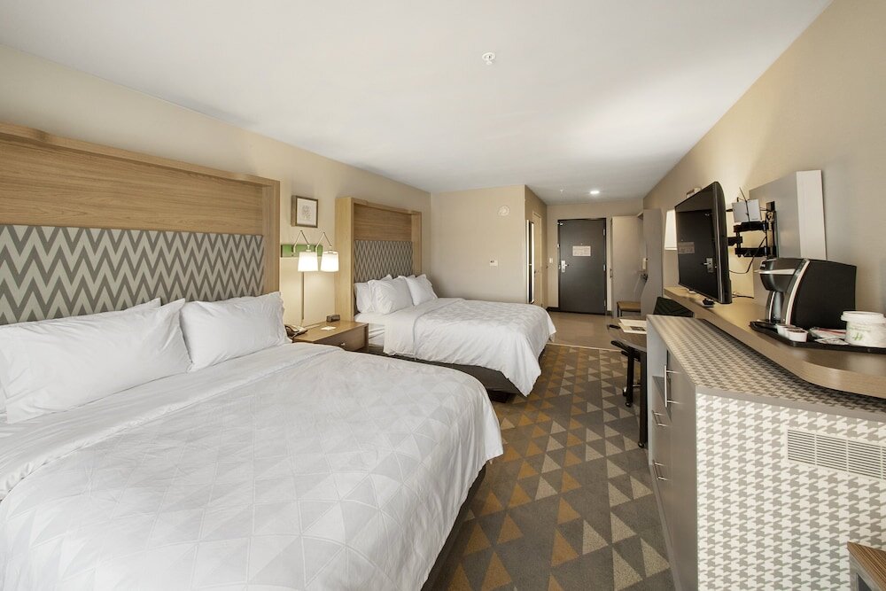 Четырёхместный номер Standard Holiday Inn & Suites Decatur-Forsyth, an IHG Hotel