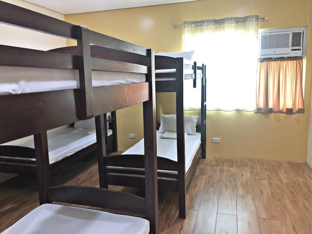 Кровать в общем номере Sea Garden Resort Iloilo