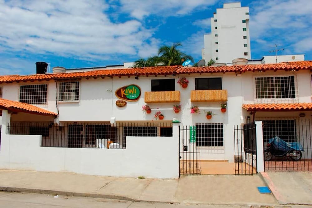 Hostal Kiwi B&B Santa Marta, Magdalena. Book Hotel Hostal Kiwi B&B