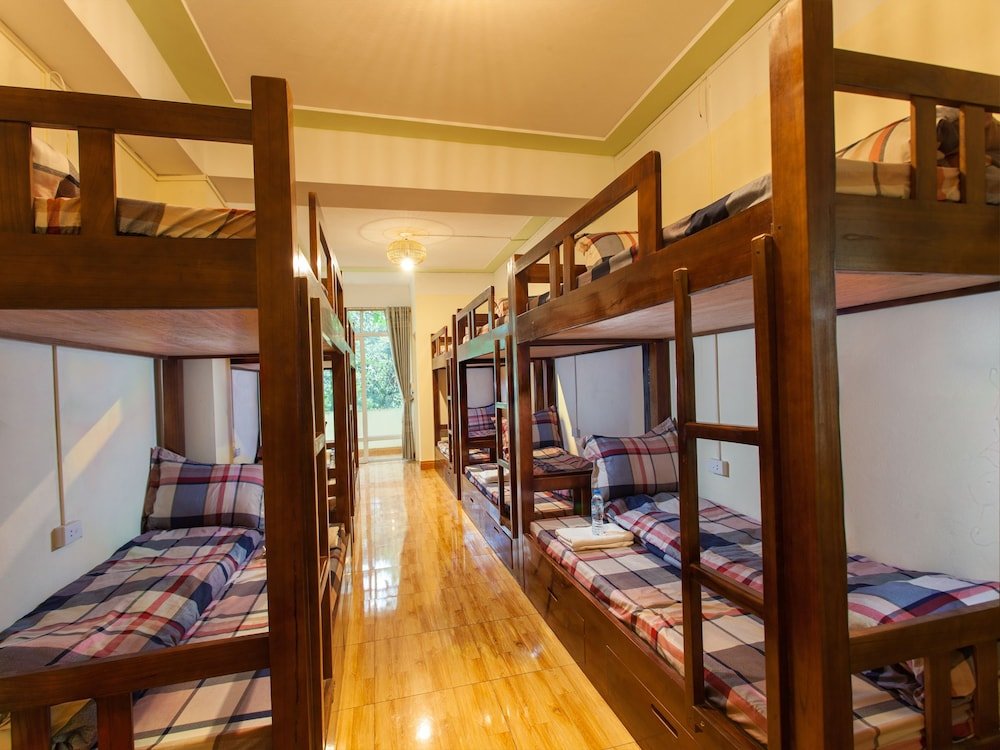Кровать в общем номере с балконом Sapa Friendly Inn & Travel