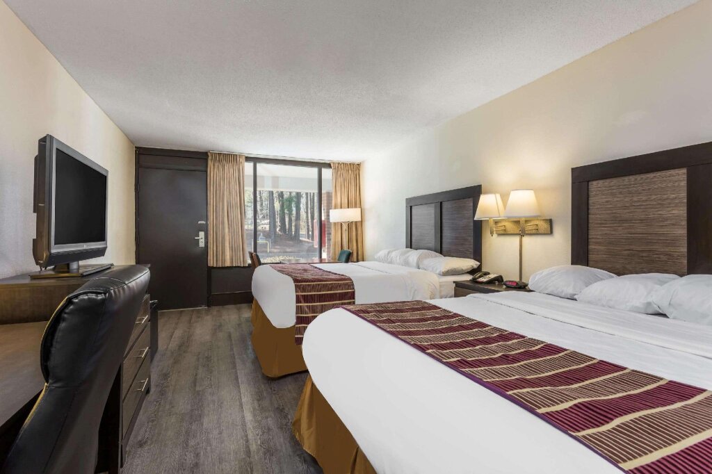 Четырёхместный номер Standard Days Inn & Suites by Wyndham Rocky Mount Golden East