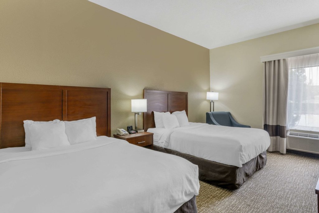Standard Quadruple room Comfort Inn & Suites La Grange