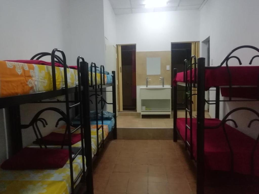 Кровать в общем номере Windmill Hostel